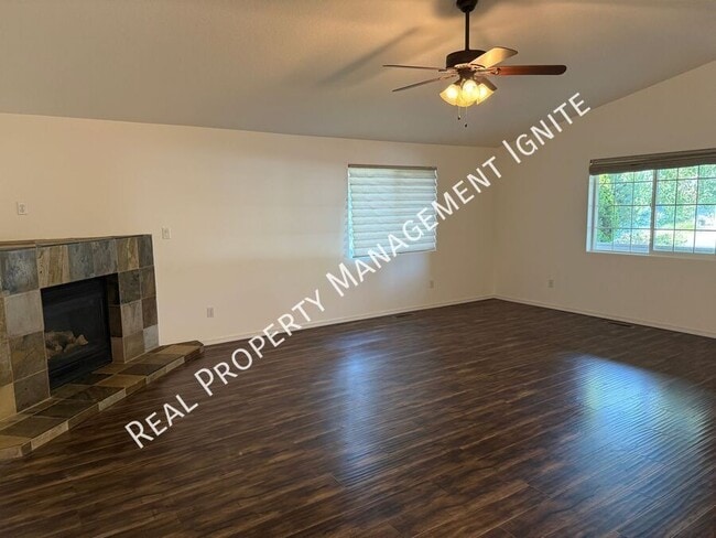 1933 SW 35th Pl in Redmond, OR - Building Photo - Building Photo