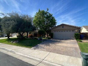 11826 Grecian Laurel St in Bakersfield, CA - Building Photo - Building Photo