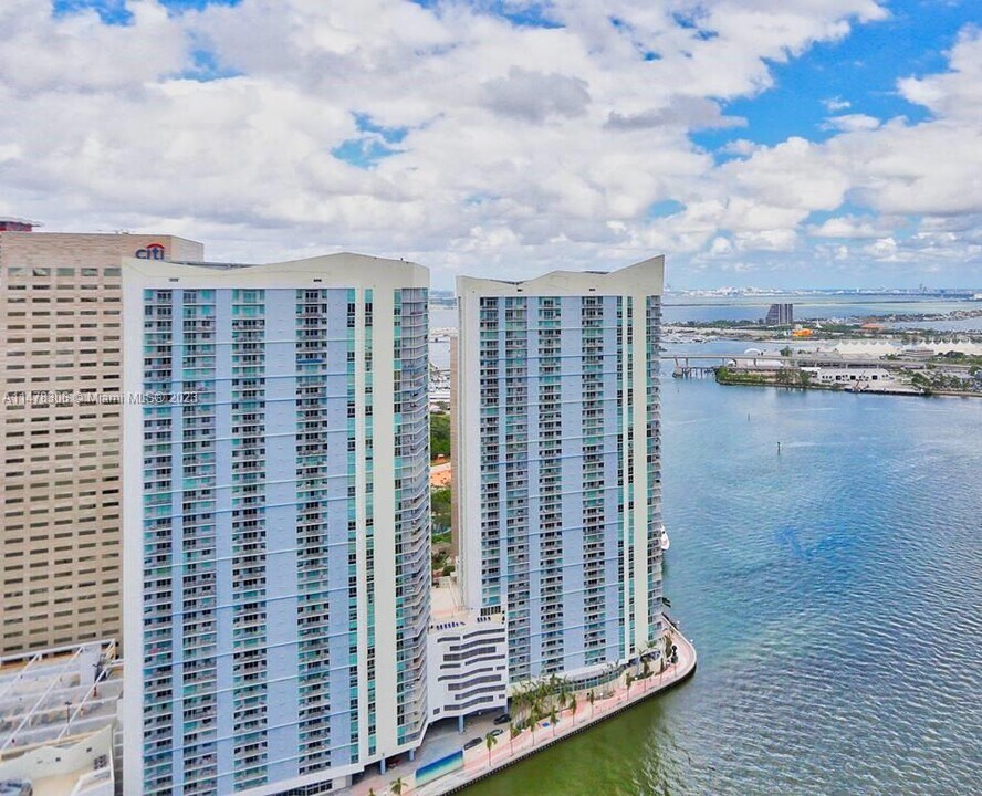 325 S Biscayne Blvd, Unit 1919 in Miami, FL - Building Photo