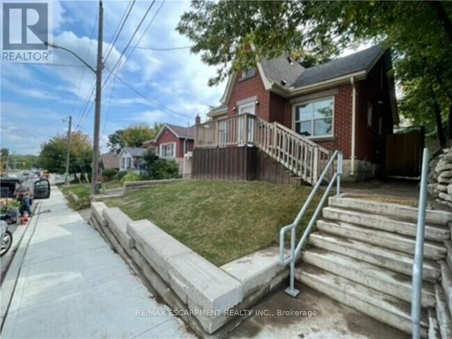 32 Dundas St E in Brantford, ON - Building Photo - Building Photo