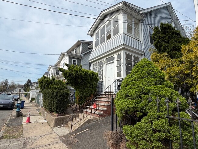 65 Durand Pl, Unit 2 in Irvington, NJ - Foto de edificio - Building Photo