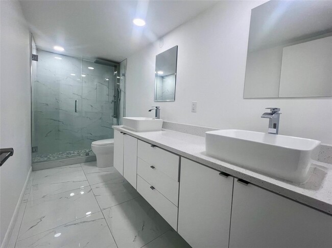 5555 Collins Ave, Unit 14C in Miami, FL - Building Photo - Building Photo