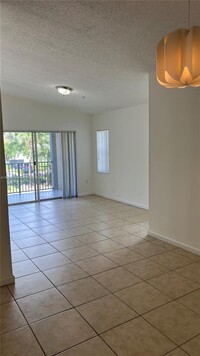 4580 NW 107th Ave, Unit 207-13 in Doral, FL - Foto de edificio - Building Photo