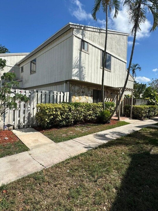 11866 Sturbridge Ln in Wellington, FL - Building Photo