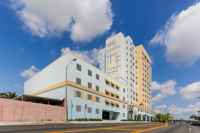 Esmeralda Bay Apartments in Miami, FL - Building Photo - Building Photo