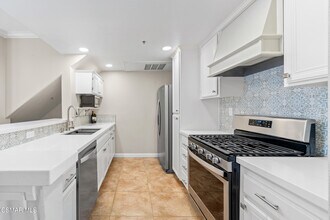 5200 Premiere Hls Dr in Los Angeles, CA - Building Photo - Building Photo