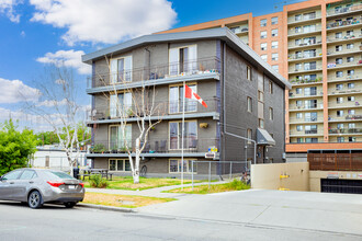 1338 16 Av SW in Calgary, AB - Building Photo - Building Photo