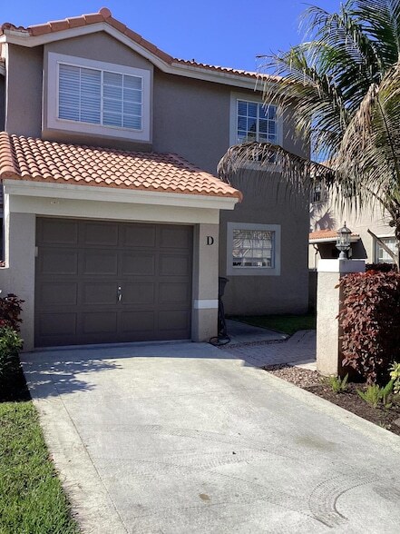 property at 20970 Vía Oleander