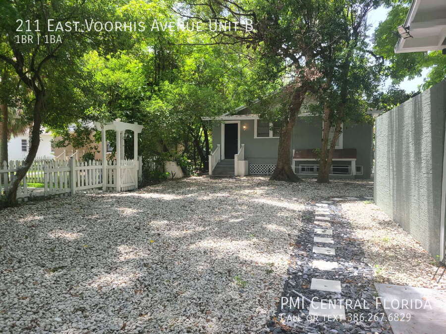 211 E Voorhis Ave in DeLand, FL - Building Photo
