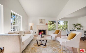 26065 Redbluff Dr in Calabasas, CA - Building Photo - Building Photo