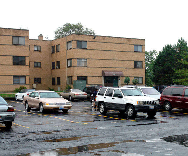 Arbor Court Apartments in Wheeling, IL - Building Photo - Building Photo