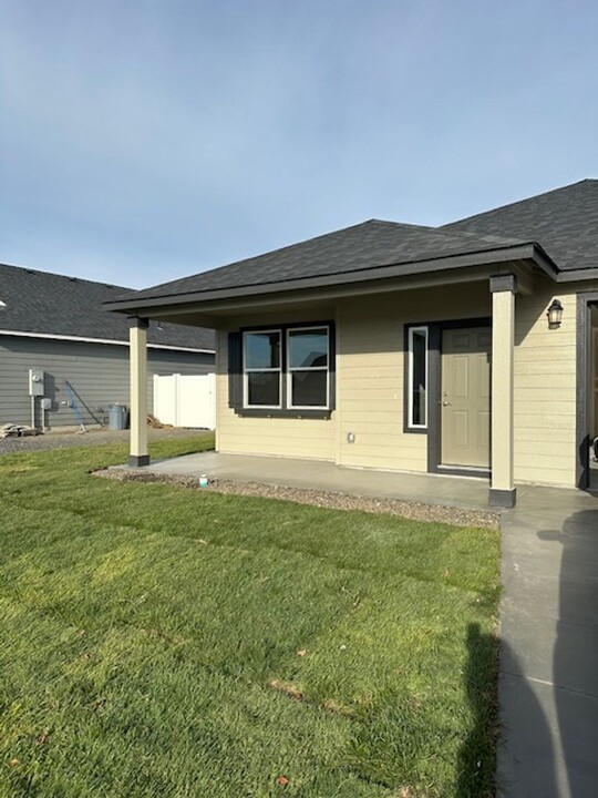 4244 Bufflehead Blvd in Moses Lake, WA - Building Photo