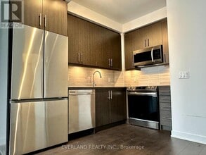 105 Oneida Crescent in Richmond Hill, ON - Building Photo - Building Photo