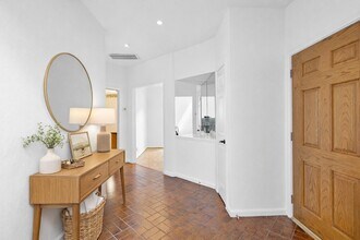 2440 Bering Dr in Houston, TX - Building Photo - Building Photo