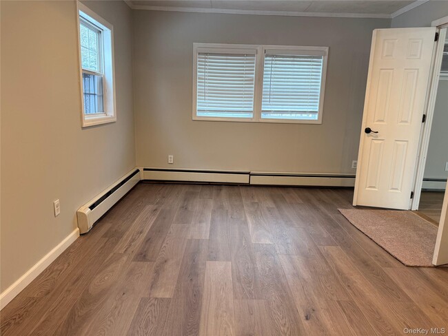 549 Blue Point Rd in Farmingville, NY - Building Photo - Building Photo