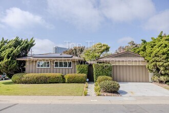 8961 Nottingham Pl in San Diego, CA - Building Photo - Building Photo