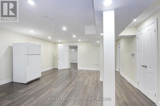 32 Sanford Crescent in Brampton, ON - Building Photo - Building Photo