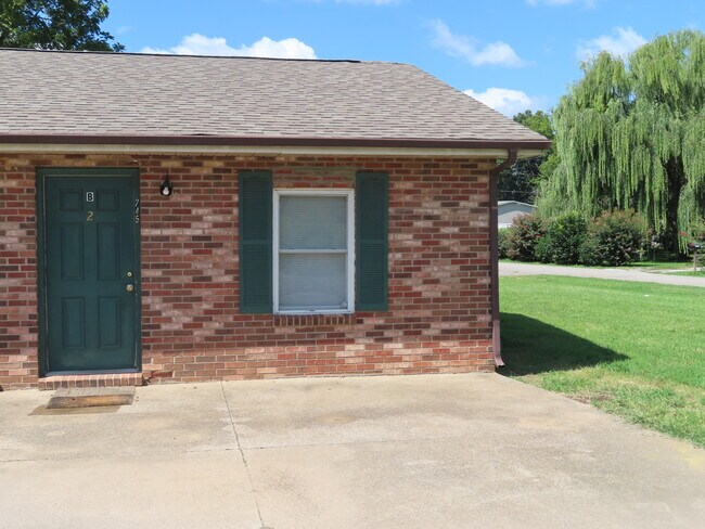 245 Arkansas Ave, Unit 245 ARKANSAS AVE APT # B in Oak Grove, KY - Foto de edificio - Building Photo