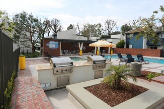 Evria Claremont Apartments in Claremont, CA - Foto de edificio - Building Photo