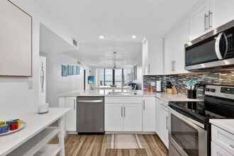 9940 S Ocean Dr, Unit 202 in Jensen Beach, FL - Foto de edificio - Building Photo