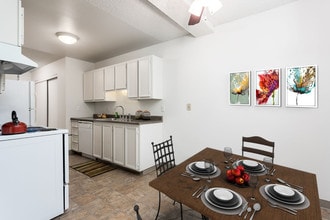 Indian Hills Apartments in Portland, OR - Foto de edificio - Building Photo