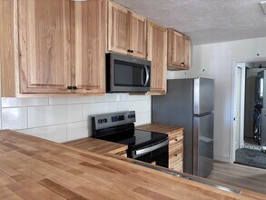 9402 Claremont Ave NE, Unit Unit B in Albuquerque, NM - Building Photo - Building Photo