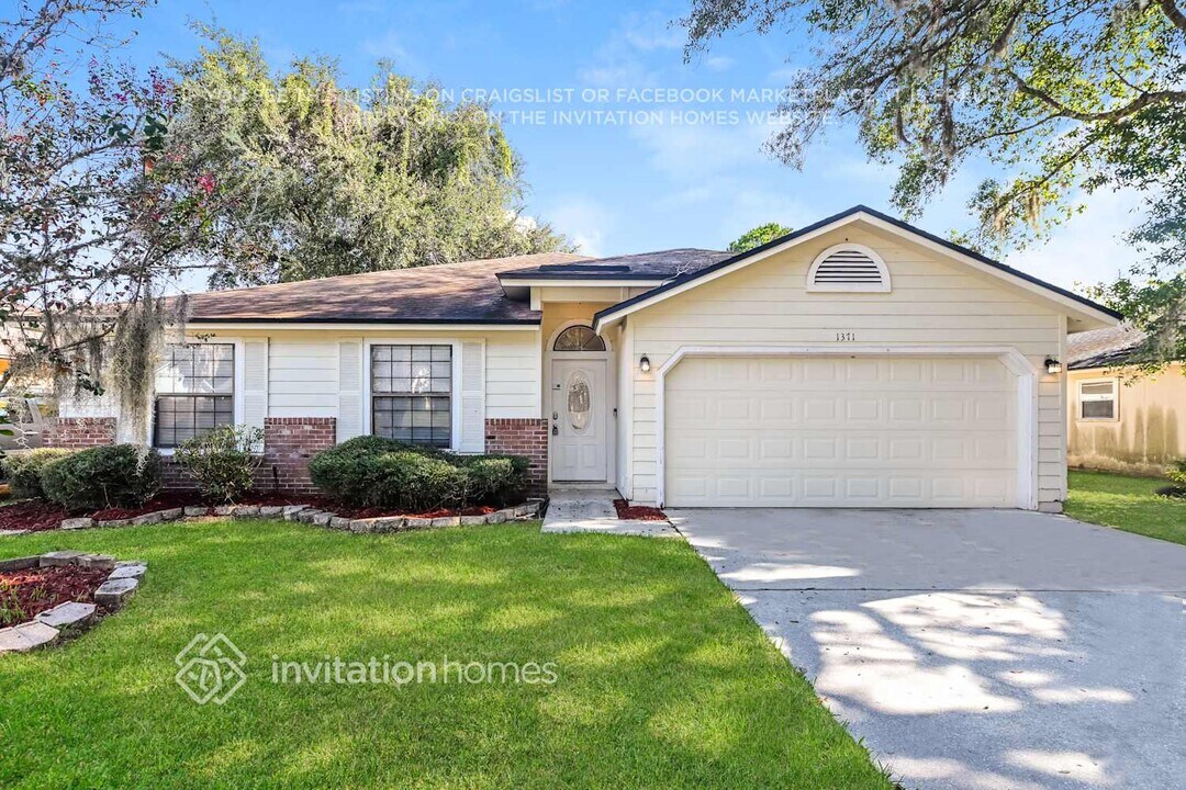 1371 High Plains Dr W in Jacksonville, FL - Foto de edificio