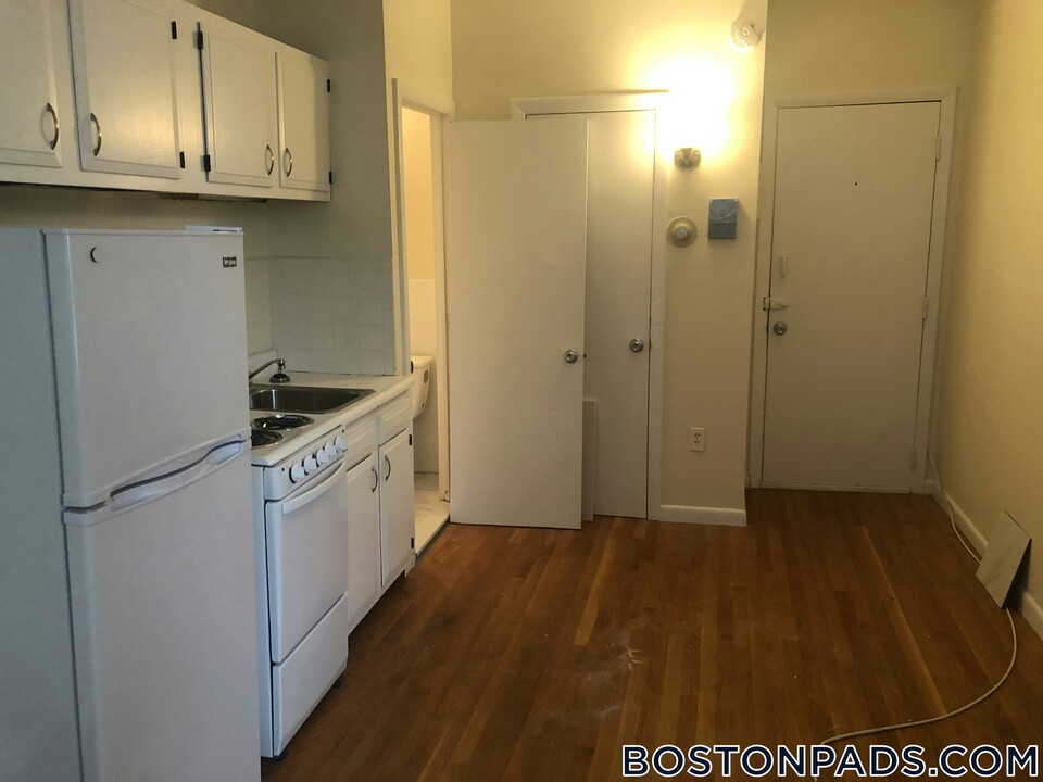 49 S Huntington Ave in Boston, MA - Building Photo