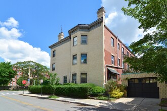 923 Beacon St, Unit 1 in Boston, MA - Foto de edificio - Building Photo