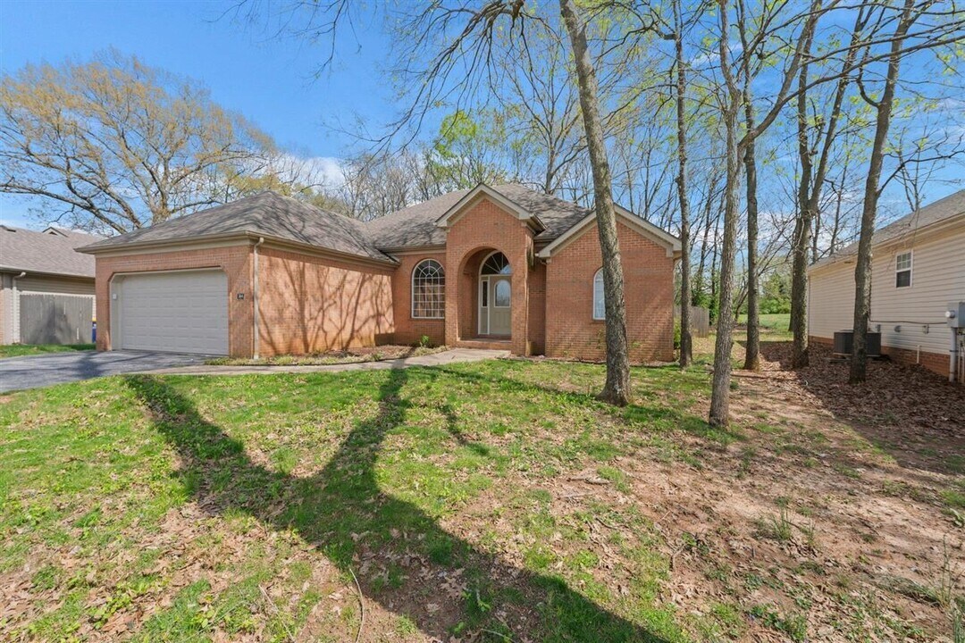 144 Lost River Ln in Bowling Green, KY - Building Photo
