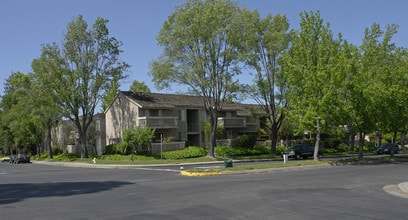 Devon Apartments in Pleasant Hill, CA - Foto de edificio - Building Photo