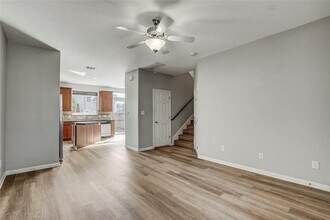 512 Eberhart Ln in Austin, TX - Building Photo - Building Photo