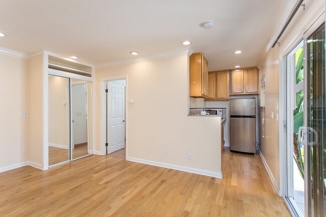 2135 S Cloverdale Ave, Unit NA in Los Angeles, CA - Foto de edificio - Building Photo