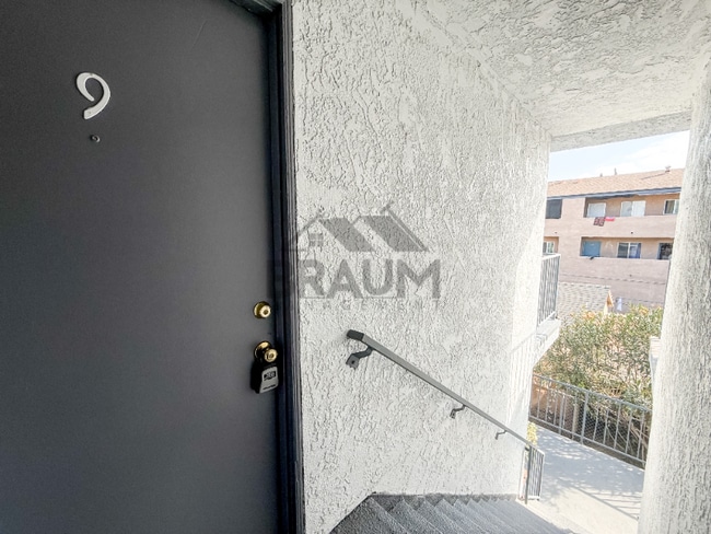 14801 Delano St in Los Angeles, CA - Foto de edificio - Building Photo