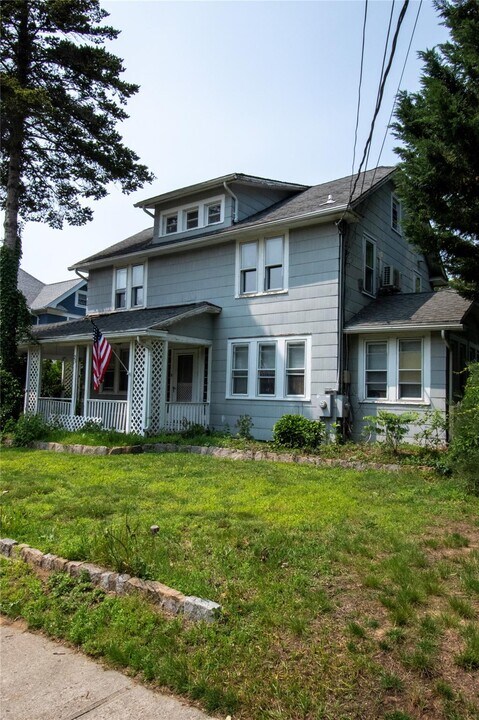 25 Hillside Ave in Rockville Centre, NY - Building Photo