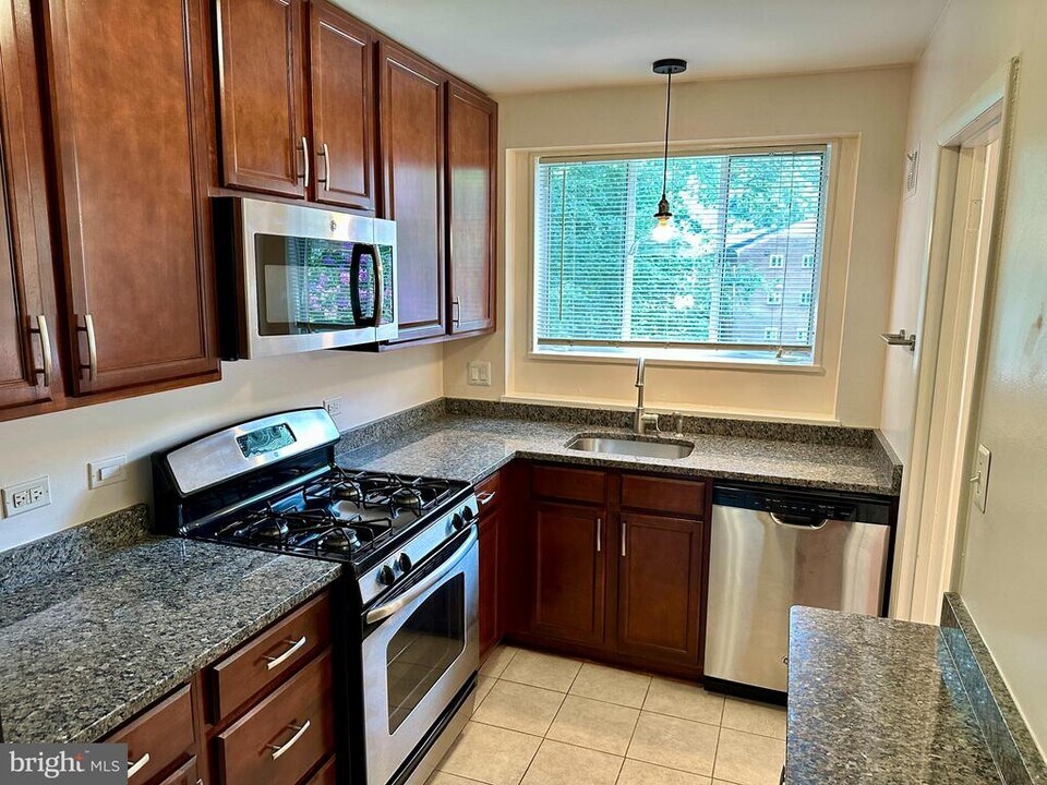 10505 Montrose Ave in Bethesda, MD - Building Photo