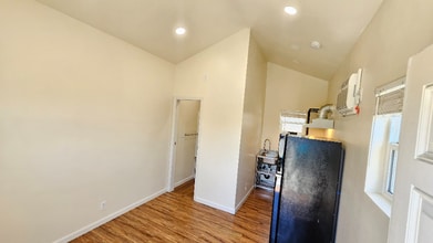 13453-13454 Filmore St in Los Angeles, CA - Building Photo - Building Photo