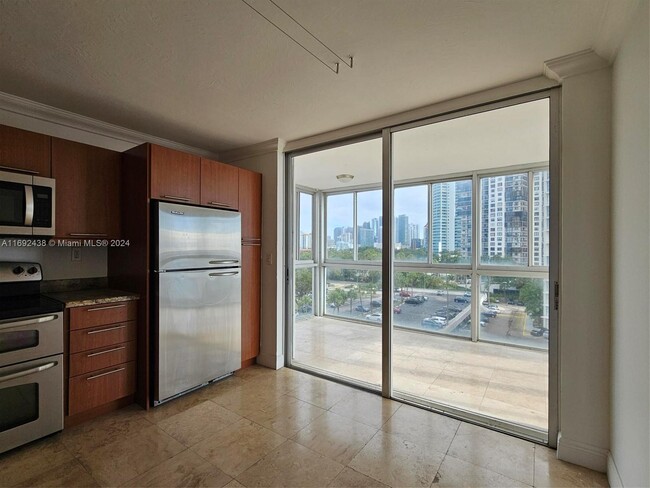 145 SE 25th Rd, Unit 804 in Miami, FL - Foto de edificio - Building Photo