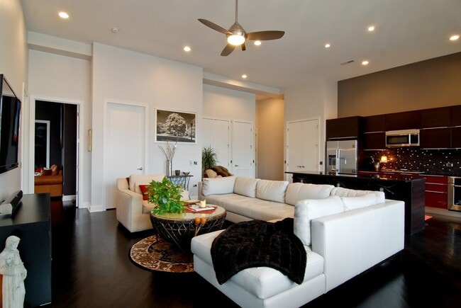 2410 W Bloomingdale Ave in Chicago, IL - Building Photo - Building Photo