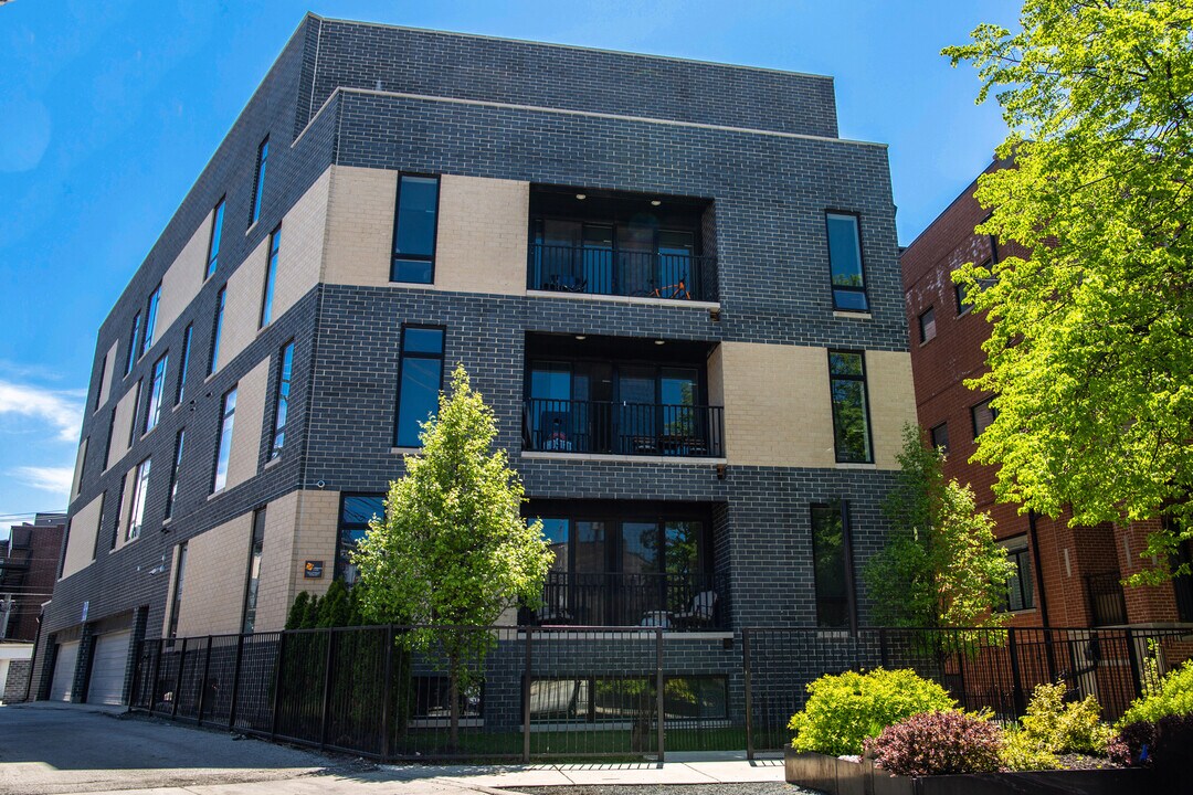 1045 W Cornelia Ave in Chicago, IL - Building Photo