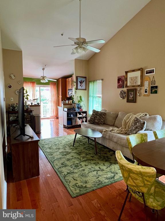 4 Foxglove Dr in Delran, NJ - Foto de edificio - Building Photo