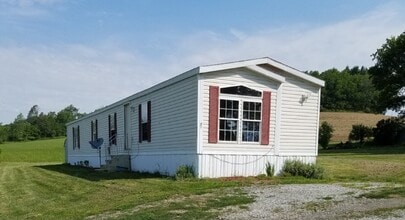 2086 Stonecreek Rd SW in New Philadelphia, OH - Foto de edificio - Building Photo