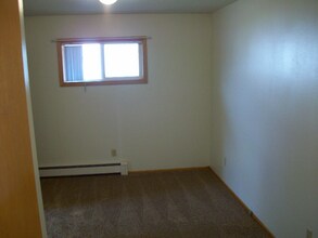 303 4th Ave NW in Mandan, ND - Foto de edificio - Building Photo