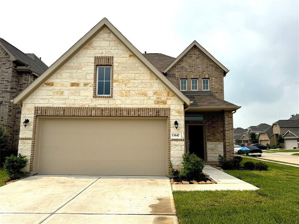 13847 Evansdale Ln in Houston, TX - Building Photo