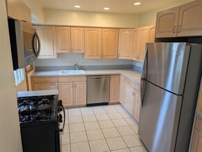 6 Terrace Ct in Albertson, NY - Building Photo - Building Photo