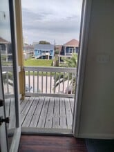 1613 Avenue N 1/2, Unit Upstairs in Galveston, TX - Foto de edificio - Building Photo