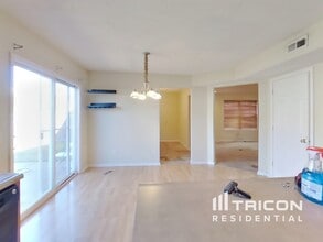 8146 Birchfield Dr in Indianapolis, IN - Foto de edificio - Building Photo