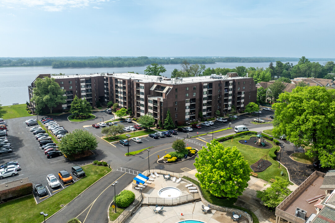 Bakers Bay Condominiums in Philadelphia, PA - Building Photo