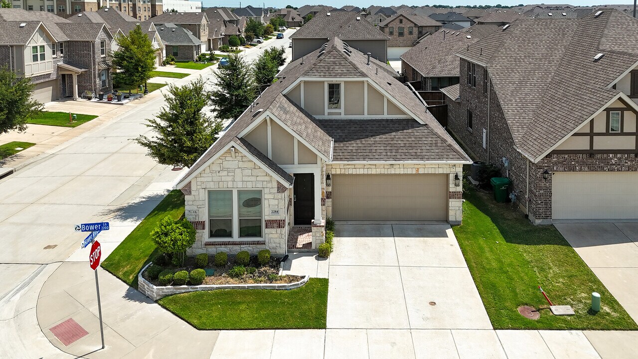 2284 Bower Ln in Carrollton, TX - Building Photo