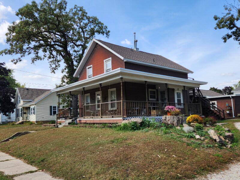 416 3rd St NW in Independence, IA - Building Photo